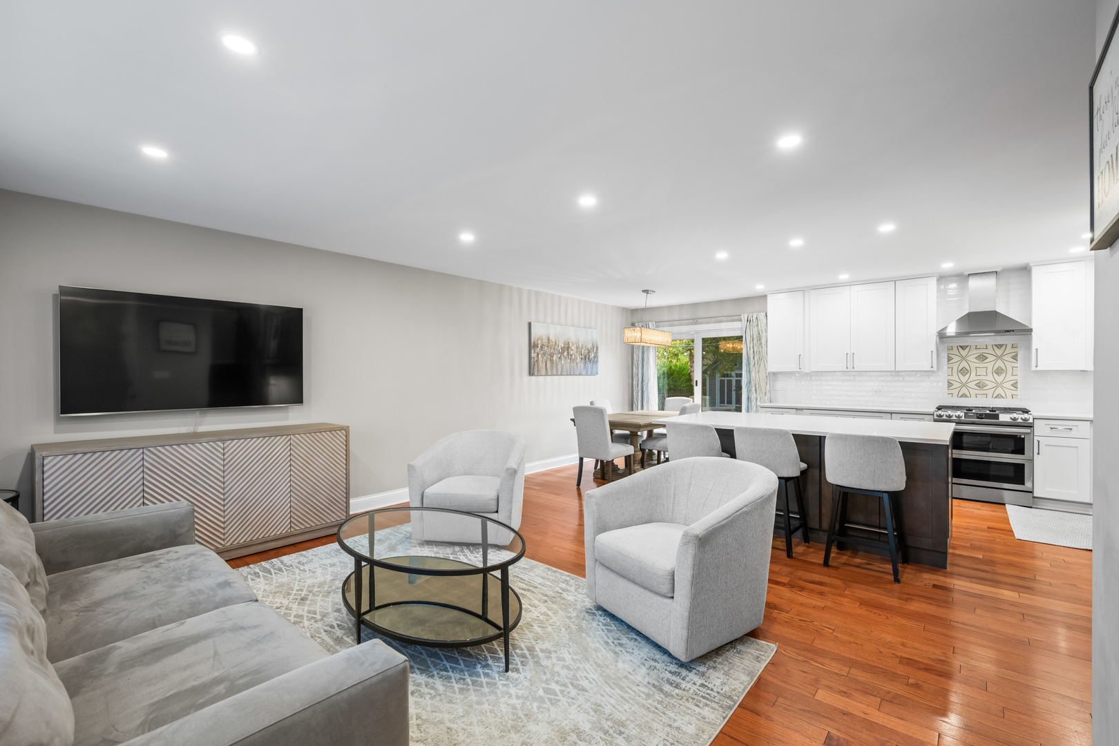 215 W Hintz Road, Arlington Heights, IL 60004