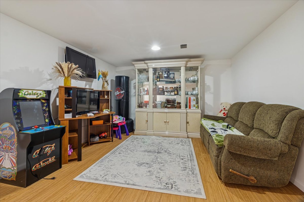 705 Lakeside Cir Drive, Wheeling, IL 60090