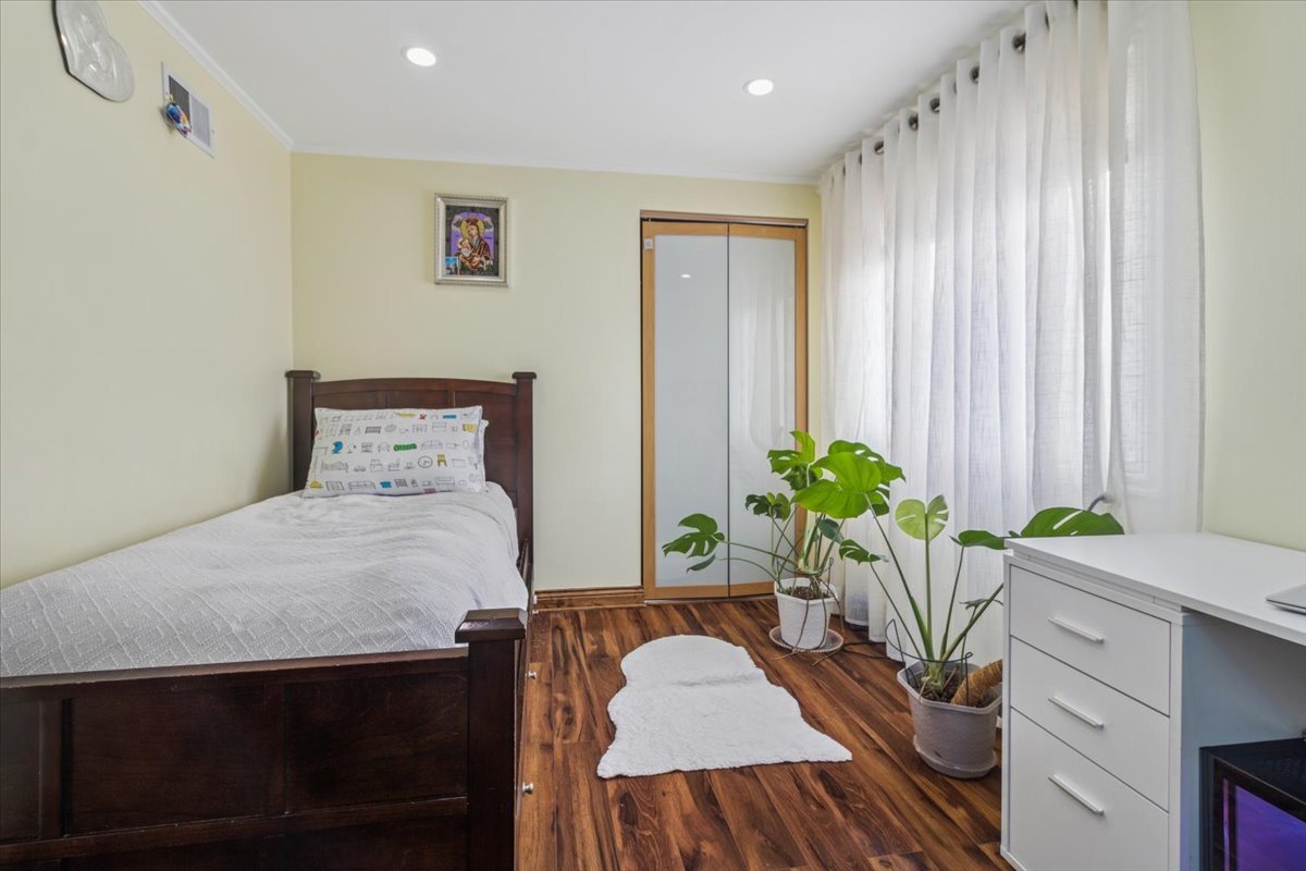 705 Lakeside Cir Drive, Wheeling, IL 60090