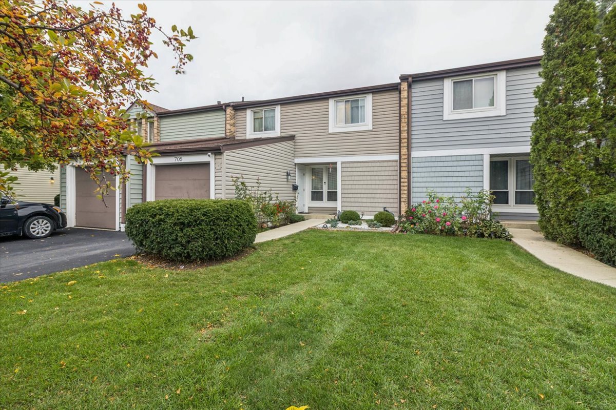 705 Lakeside Cir Drive, Wheeling, IL 60090