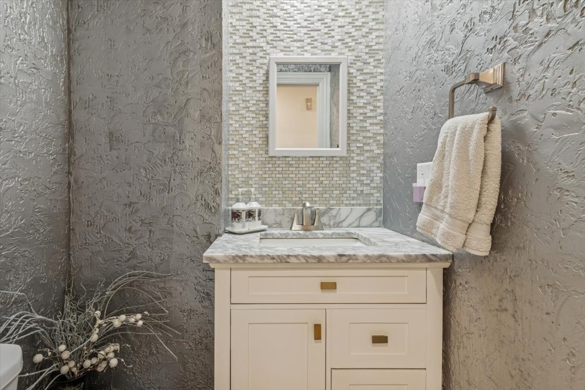 705 Lakeside Cir Drive, Wheeling, IL 60090