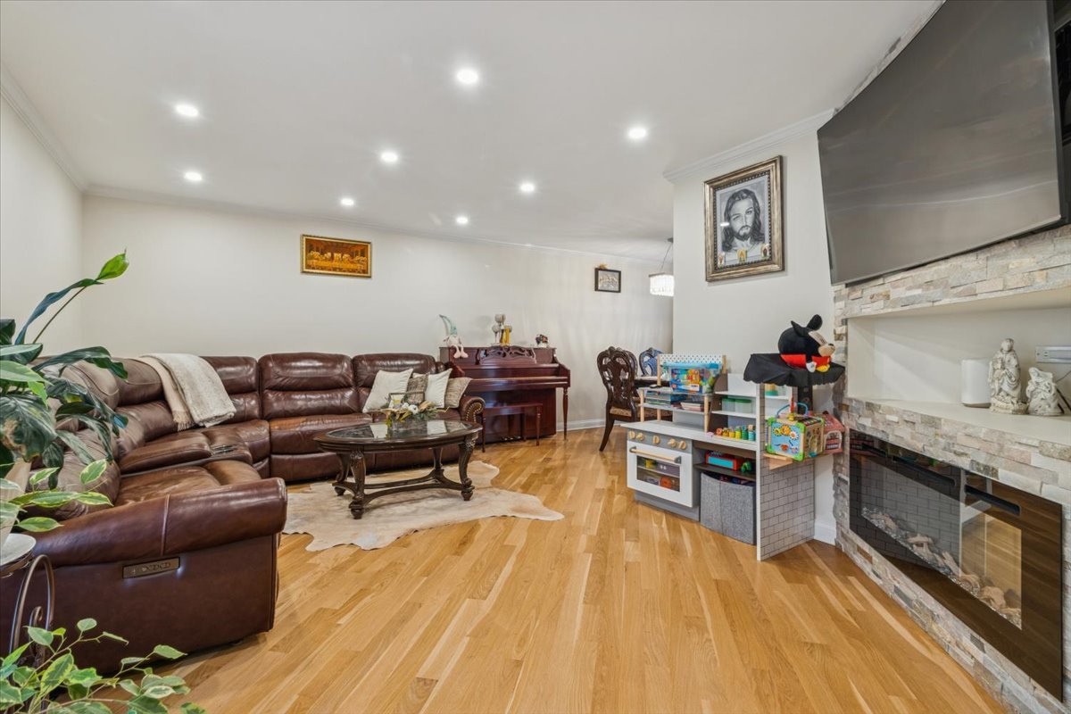 705 Lakeside Cir Drive, Wheeling, IL 60090