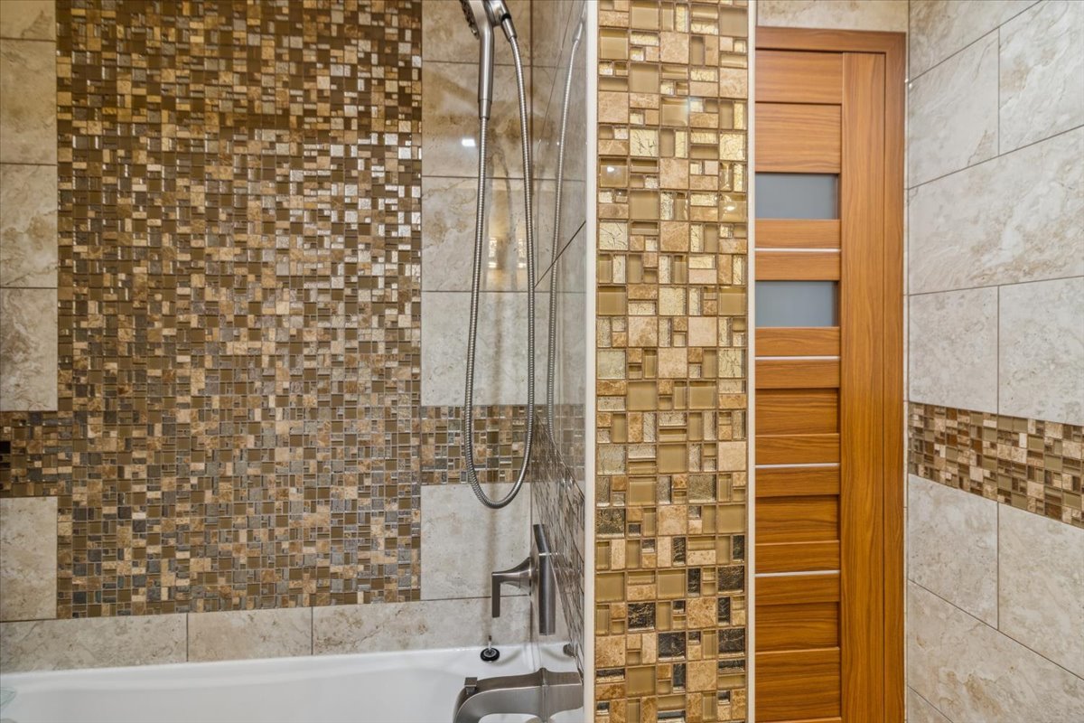 705 Lakeside Cir Drive, Wheeling, IL 60090