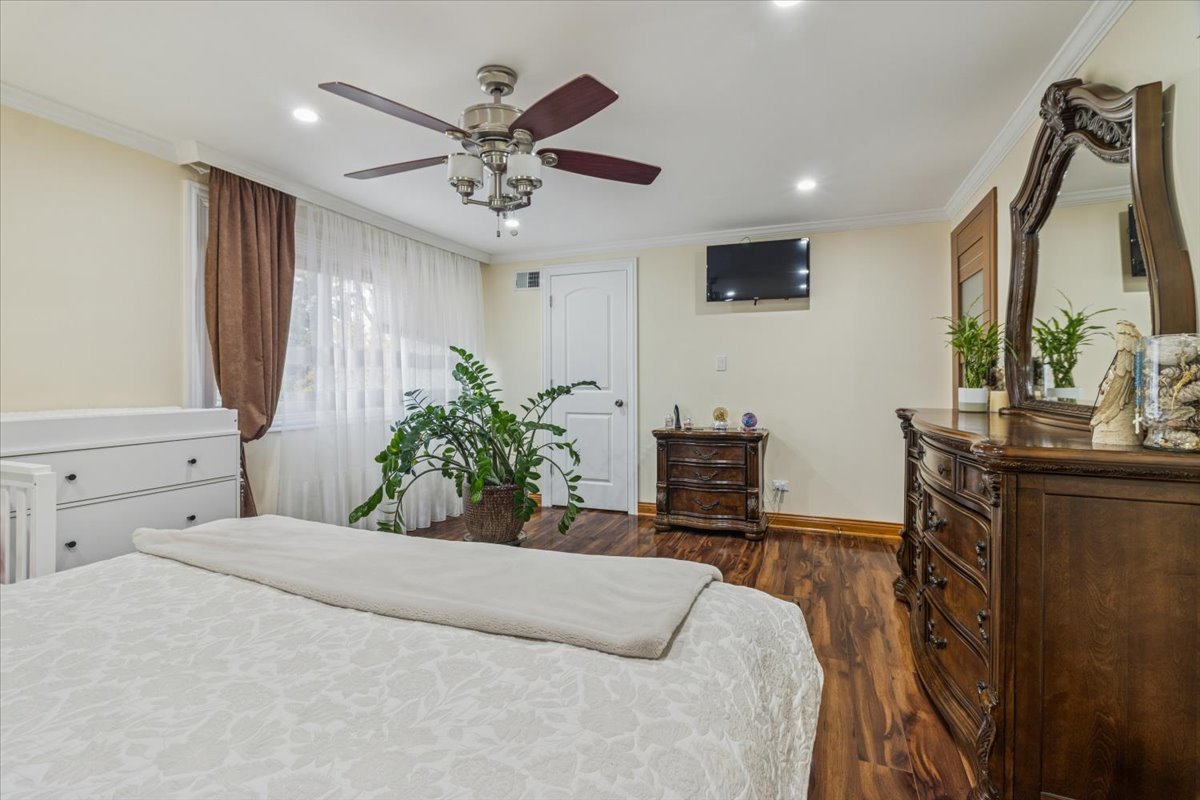 705 Lakeside Cir Drive, Wheeling, IL 60090