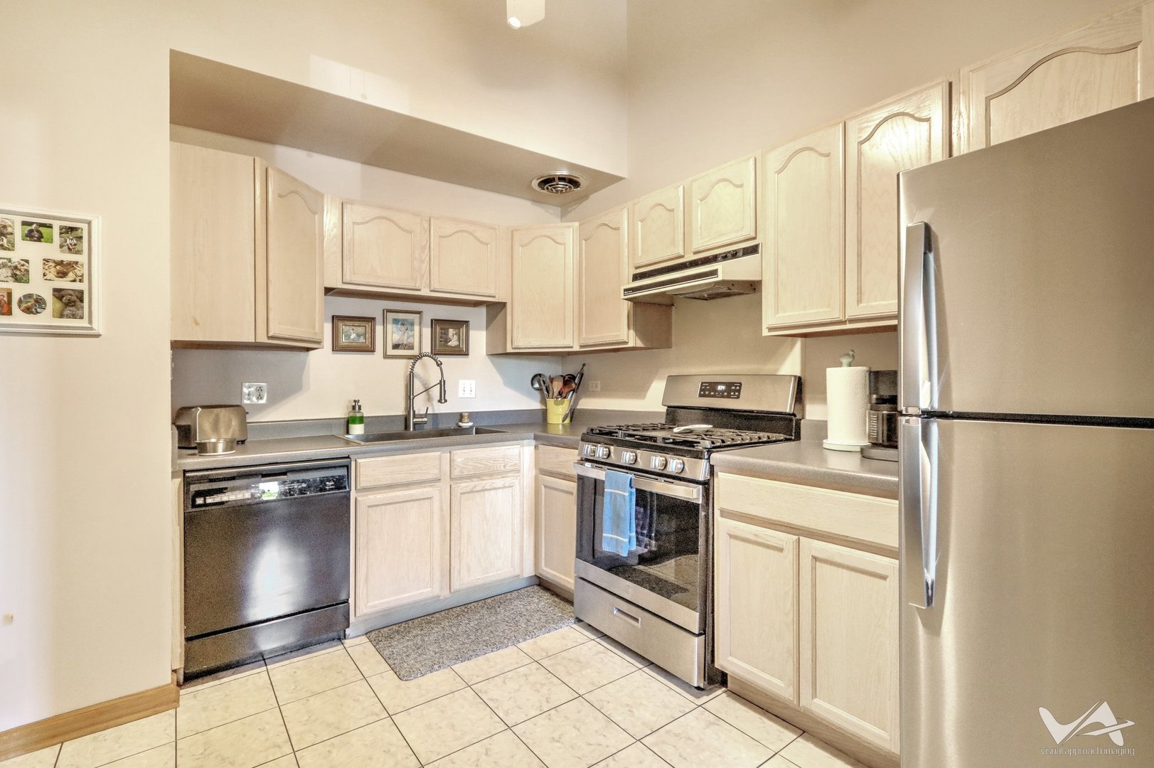 633 High Ridge Road, Roselle, IL 60172