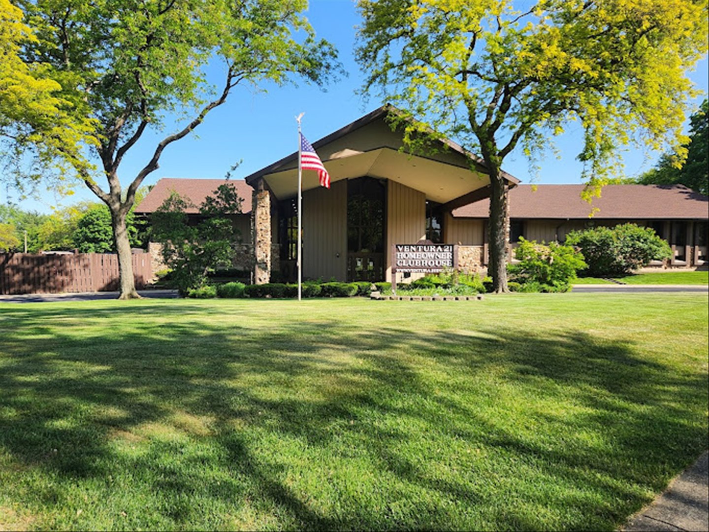 633 High Ridge Road, Roselle, IL 60172