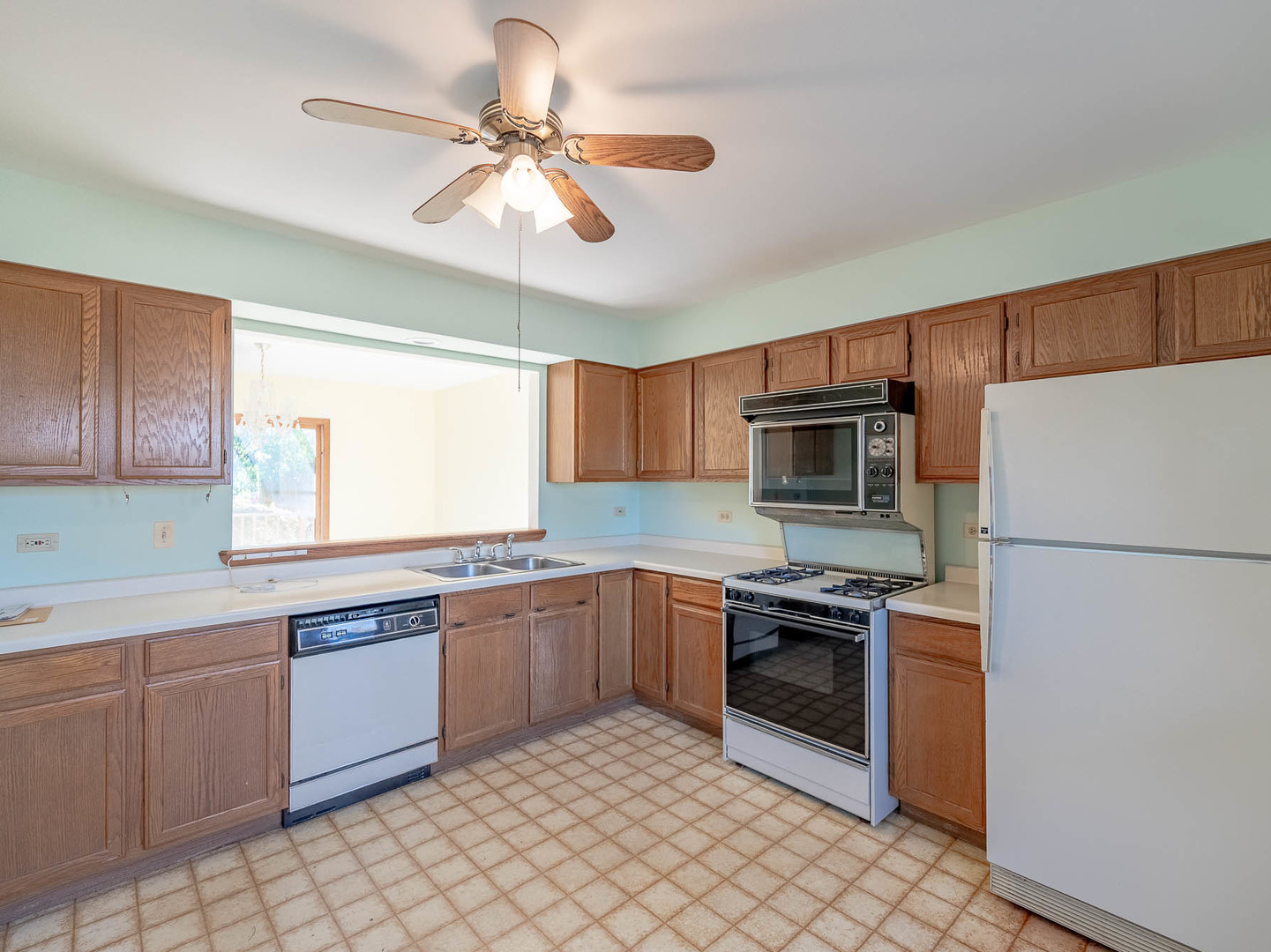 2479 Penn Boulevard, Lindenhurst, IL 60046