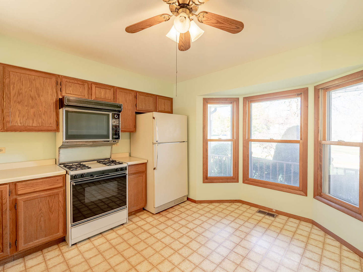 2479 Penn Boulevard, Lindenhurst, IL 60046