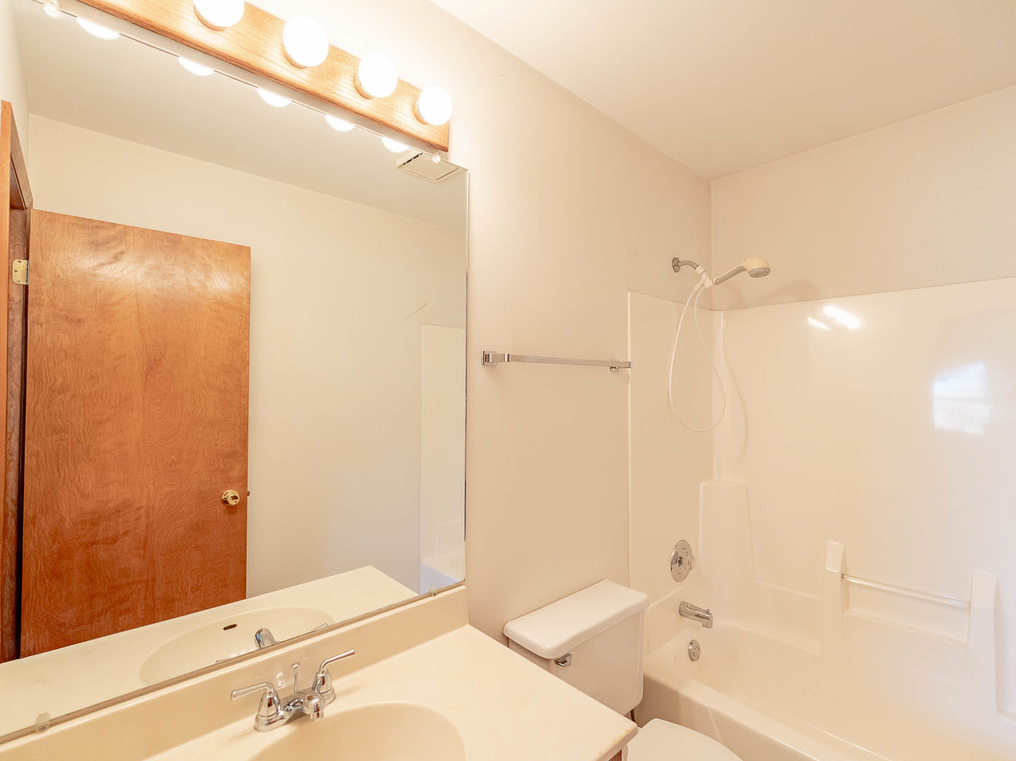 2479 Penn Boulevard, Lindenhurst, IL 60046