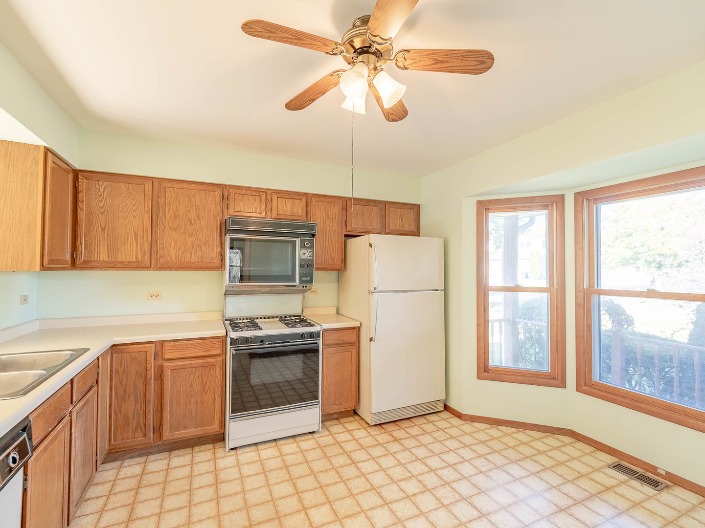 2479 Penn Boulevard, Lindenhurst, IL 60046