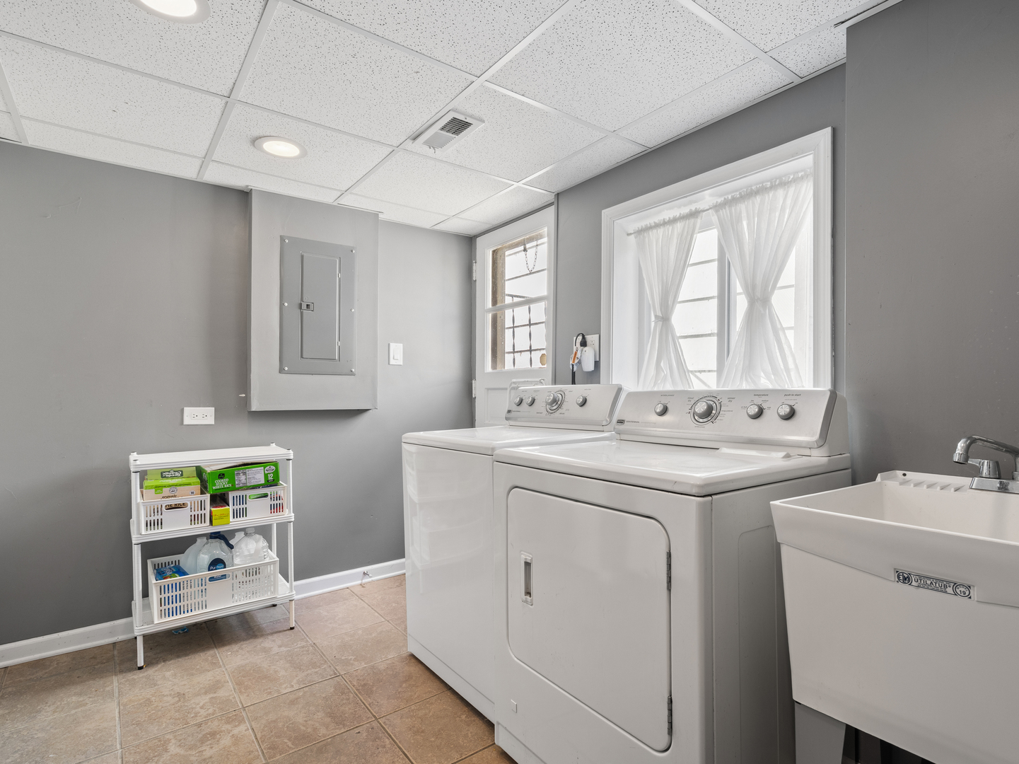 82 S Lodge Lane, Lombard, IL 60148