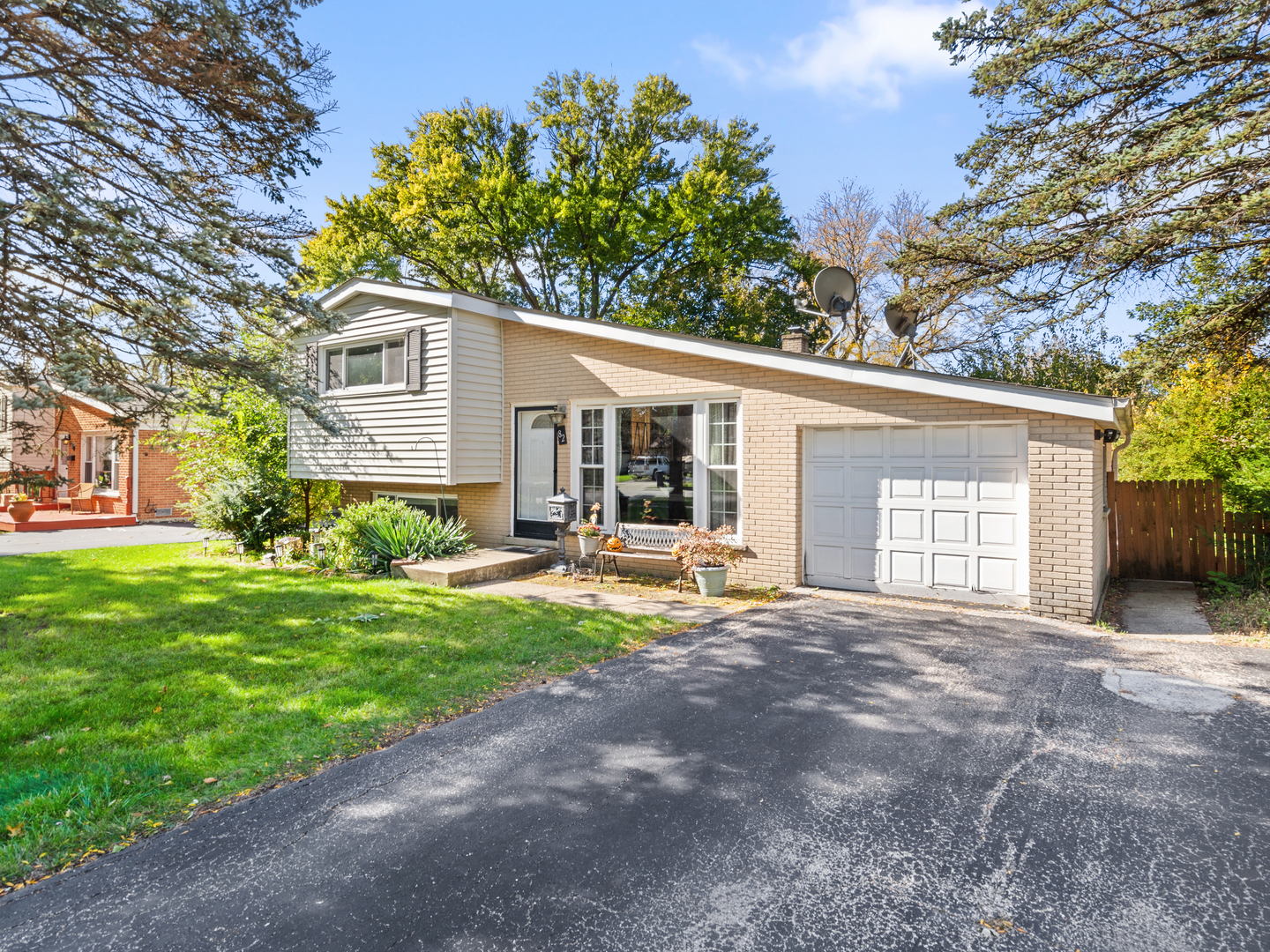 82 S Lodge Lane, Lombard, IL 60148