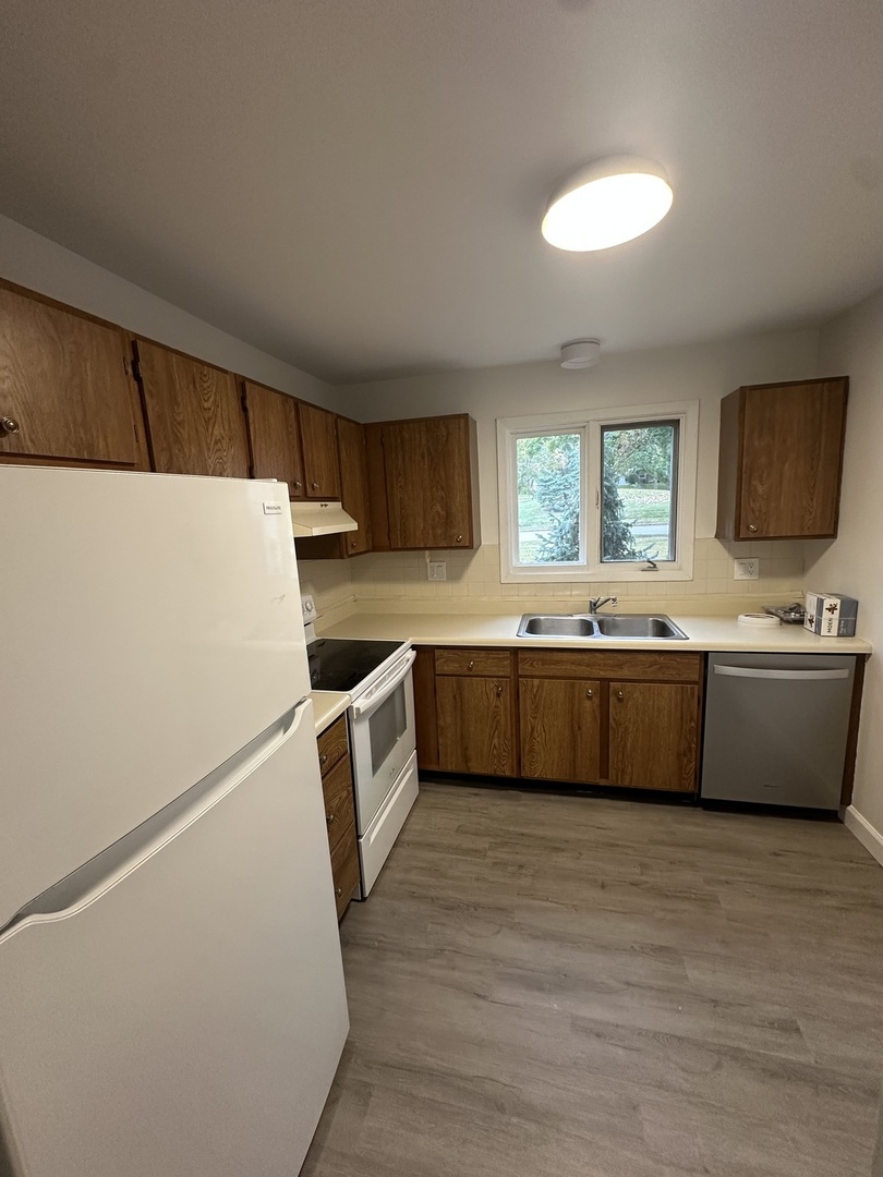 131 E Winchester Road #A, Libertyville, IL 60048