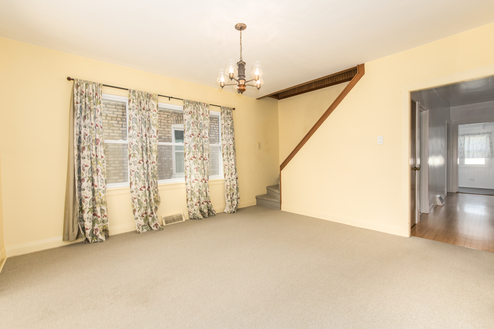 4910 W Newport Avenue, Chicago, IL 60641