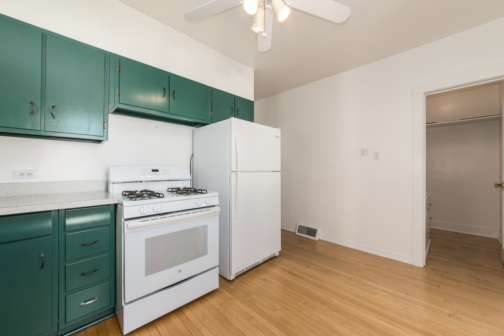 4910 W Newport Avenue, Chicago, IL 60641