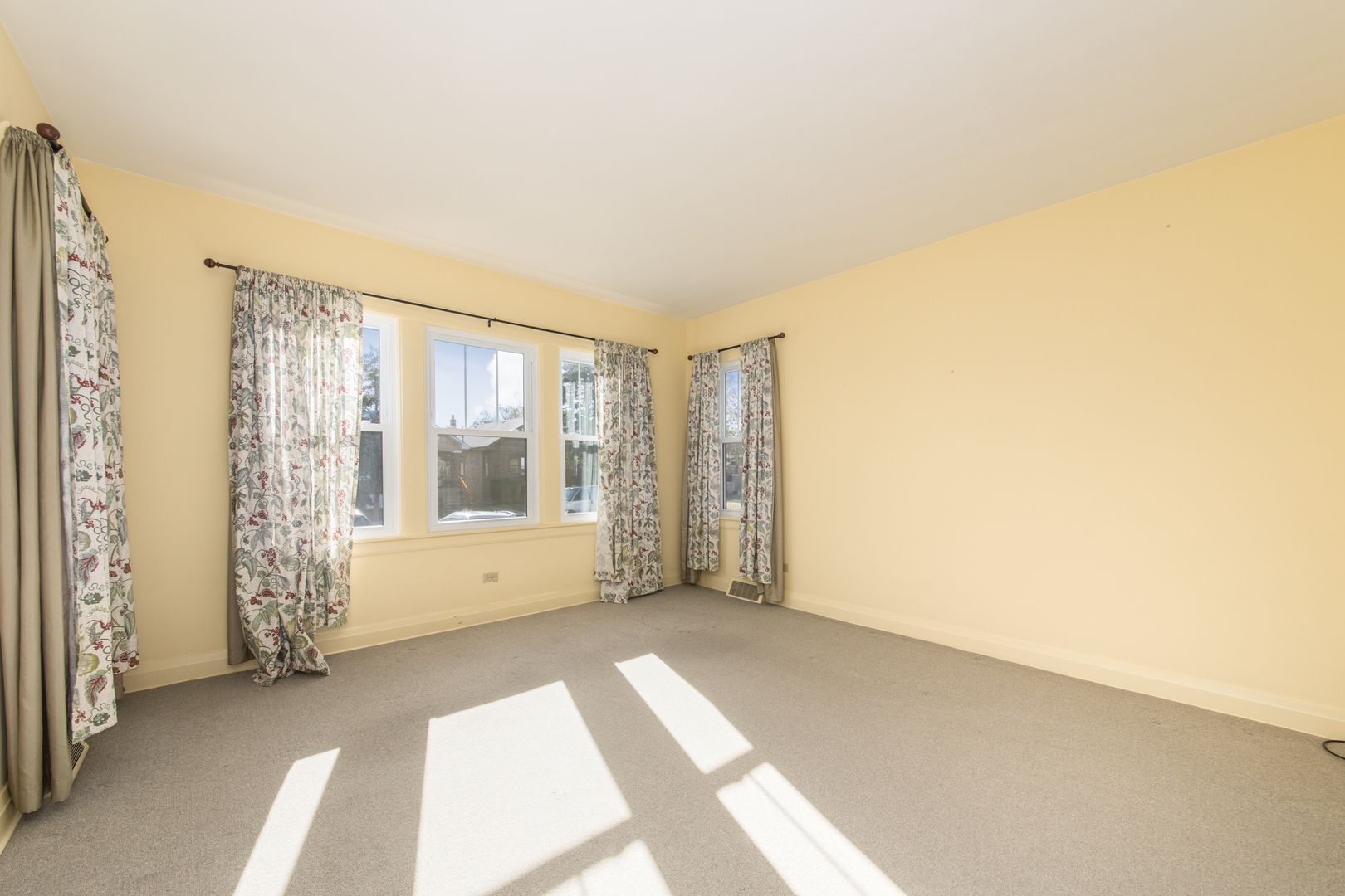 4910 W Newport Avenue, Chicago, IL 60641