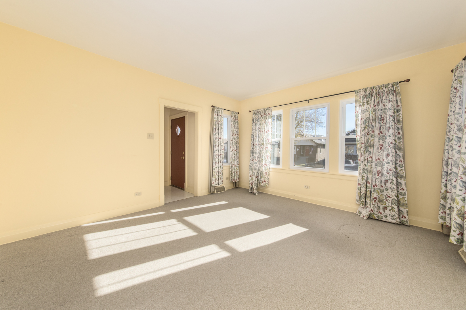 4910 W Newport Avenue, Chicago, IL 60641