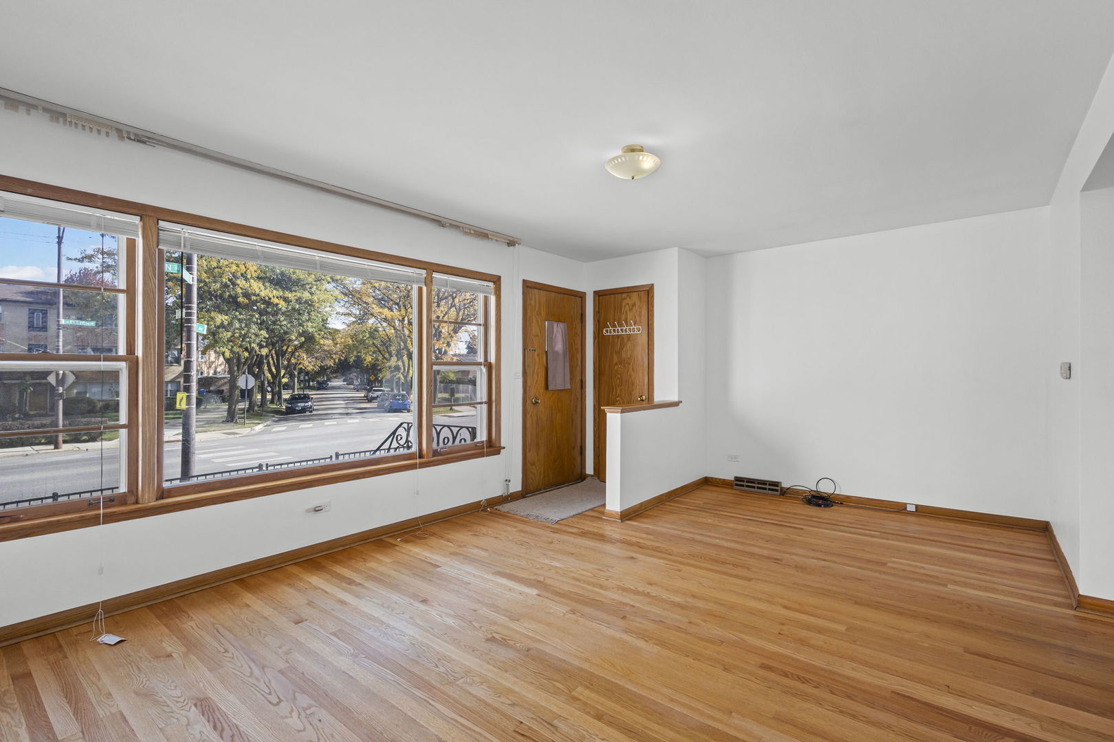 6084 N ELSTON Avenue, Chicago, IL 60646