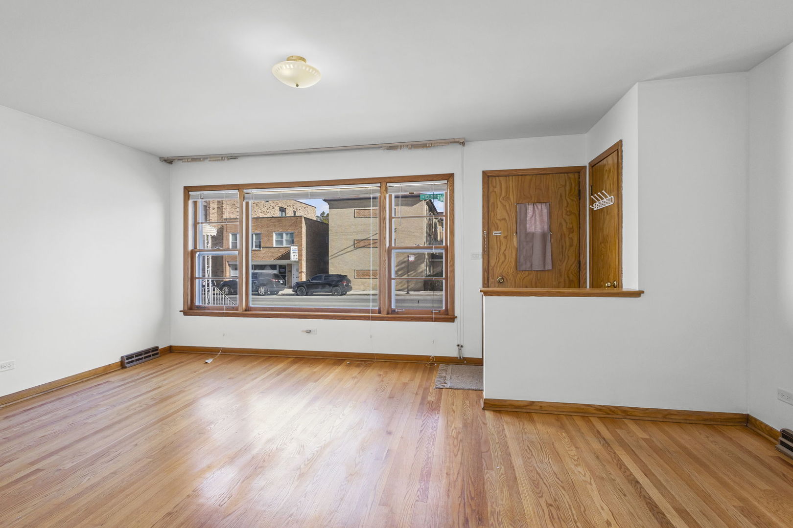 6084 N ELSTON Avenue, Chicago, IL 60646