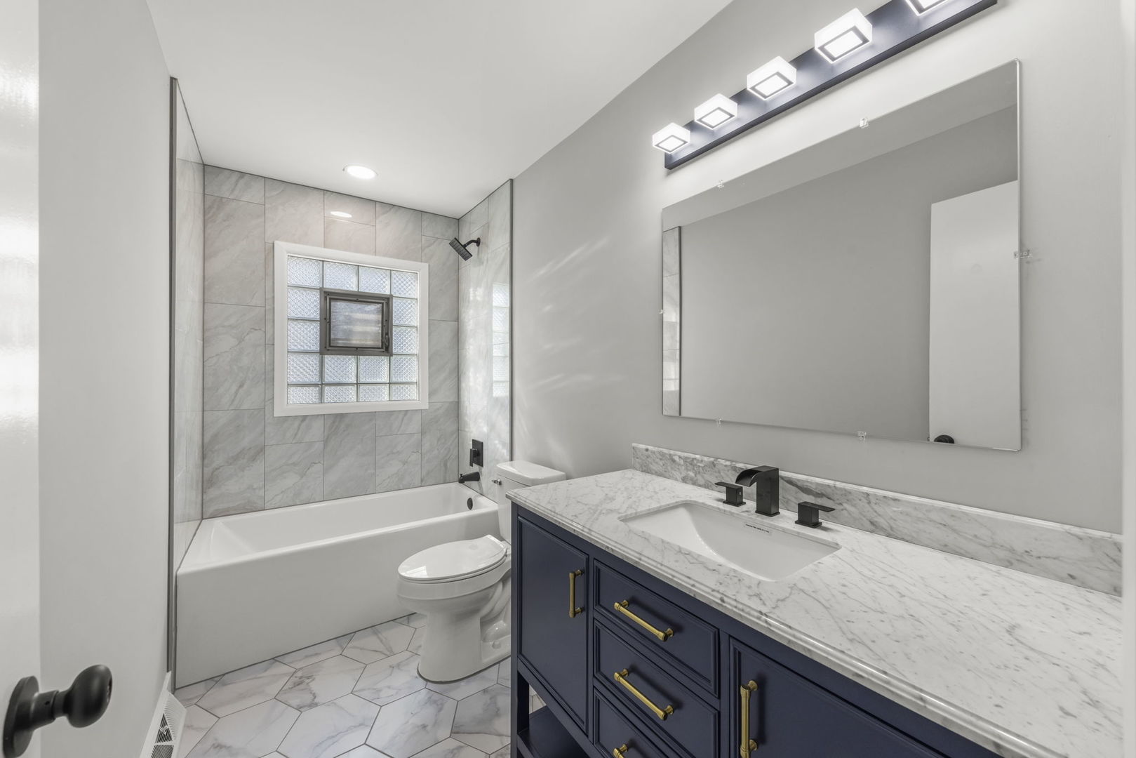 4433 W 100th Street, Oak Lawn, IL 60453