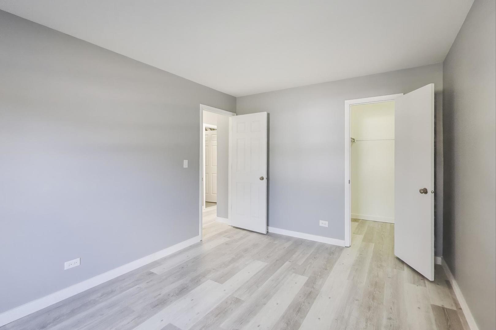 609 Hanover Court #X-1, Schaumburg, IL 60194