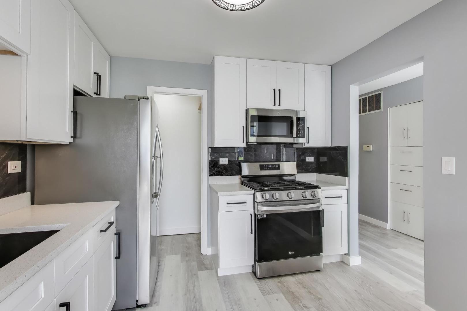 609 Hanover Court #X-1, Schaumburg, IL 60194