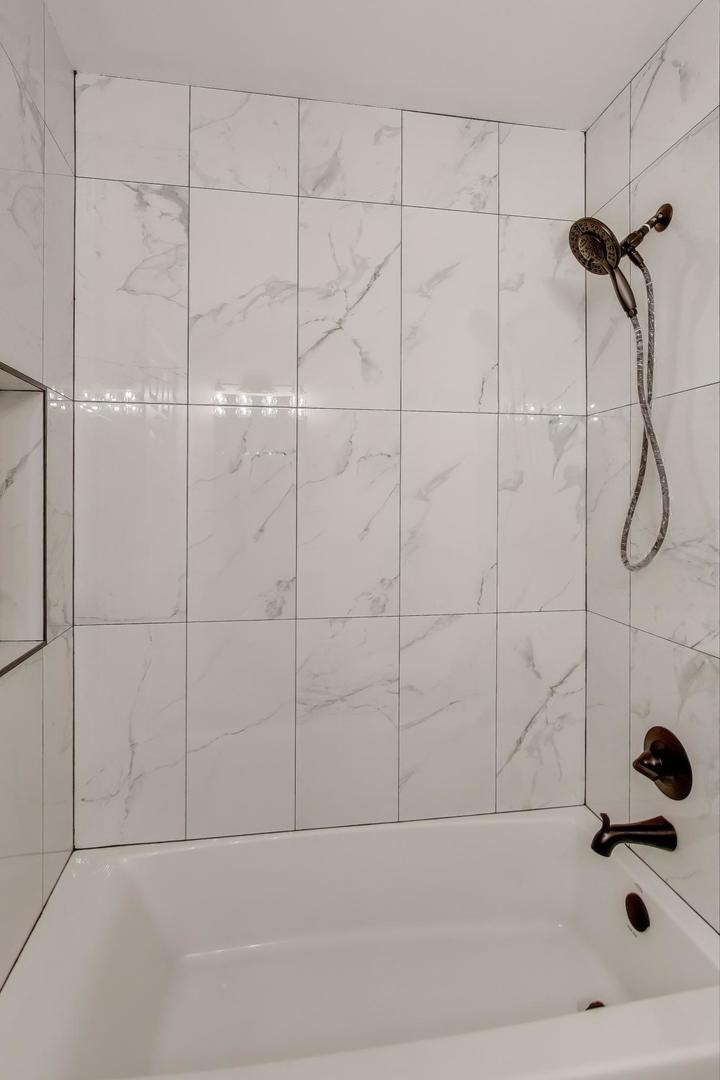 609 Hanover Court #X-1, Schaumburg, IL 60194