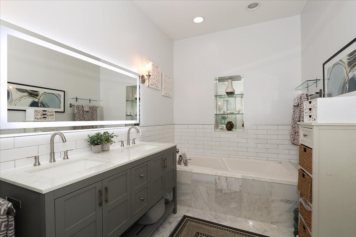 768 W St Johns Place, Addison, IL 60101