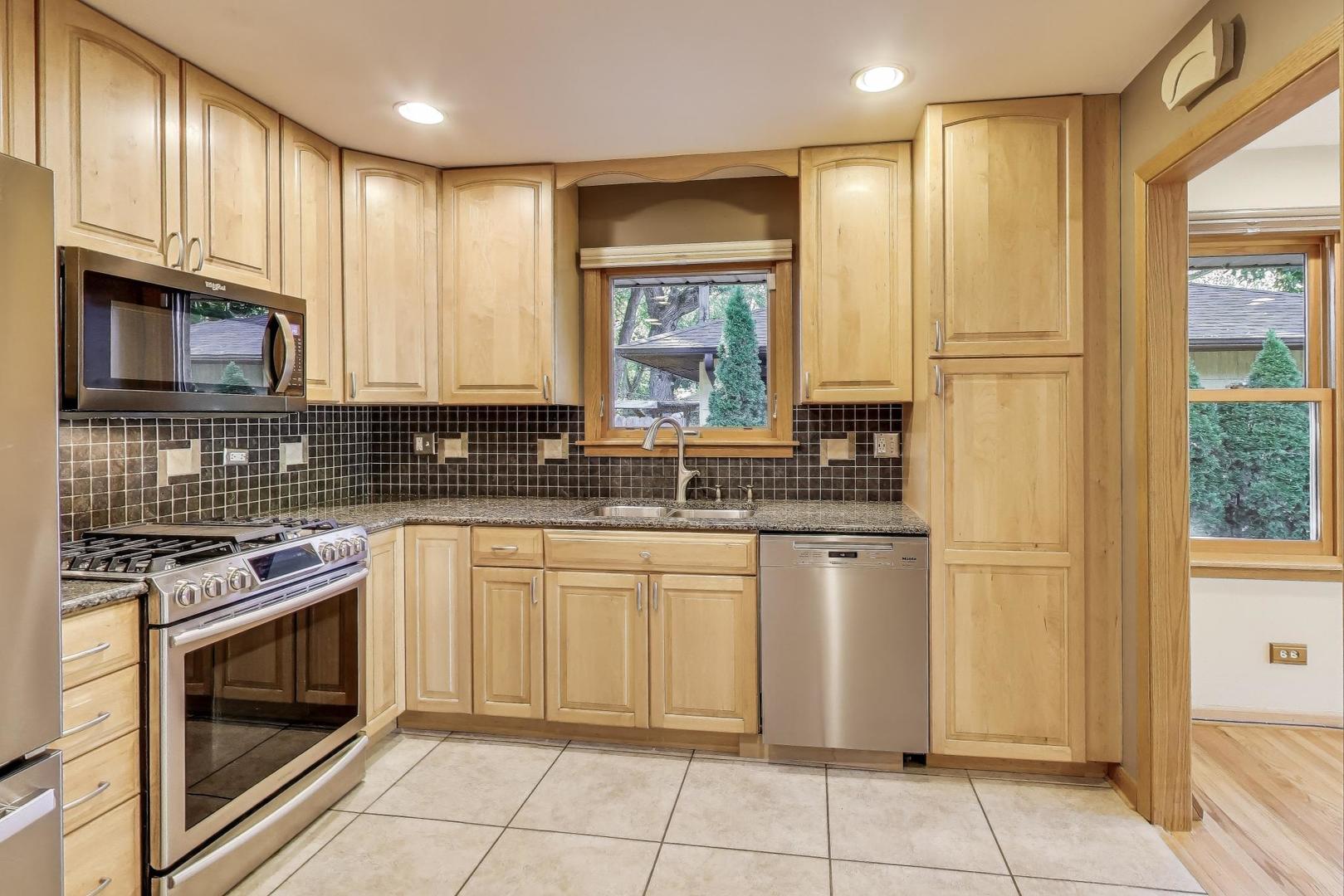 137 Racine Place, Mundelein, IL 60060