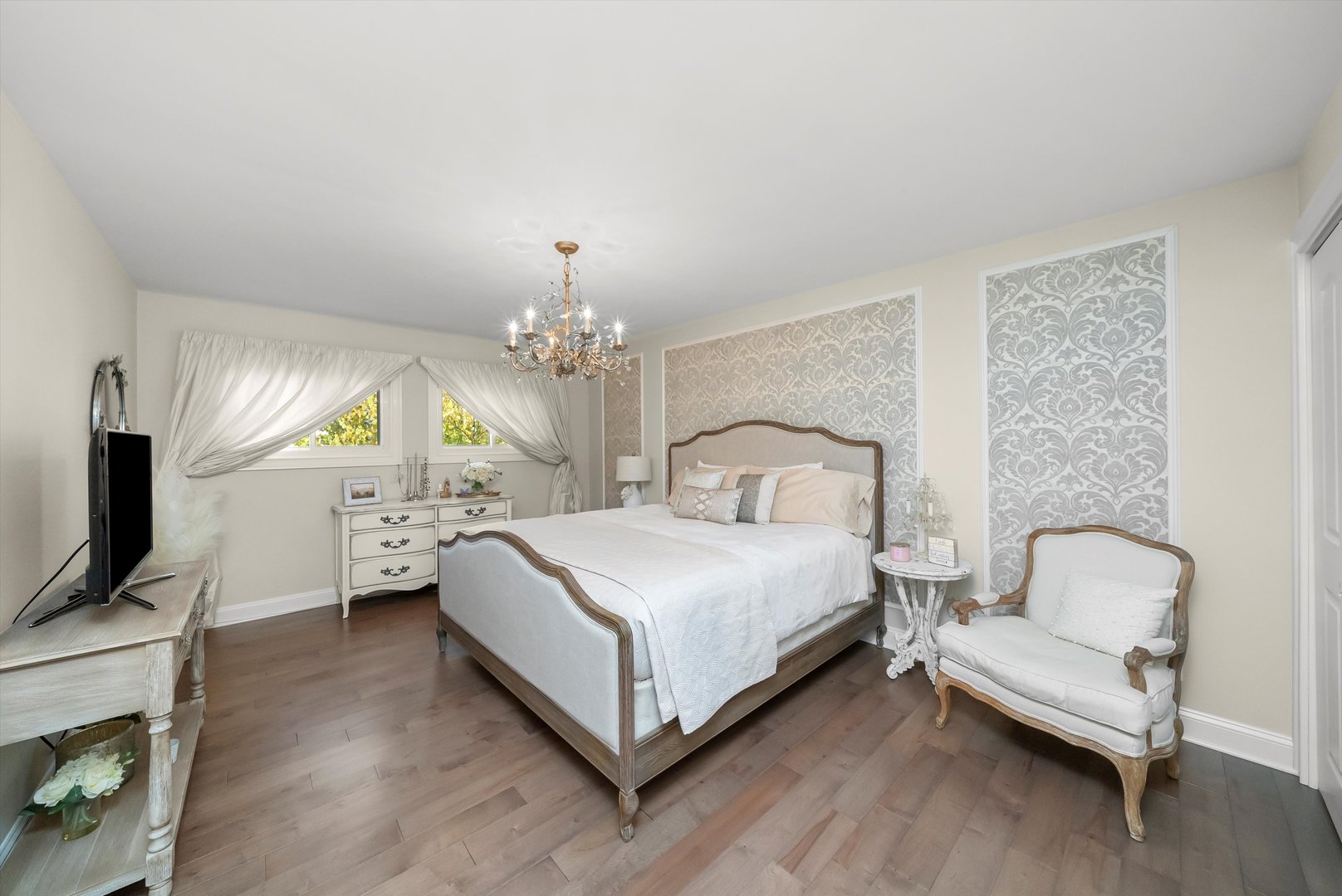 335 E HARRISON Street, Elmhurst, IL 60126