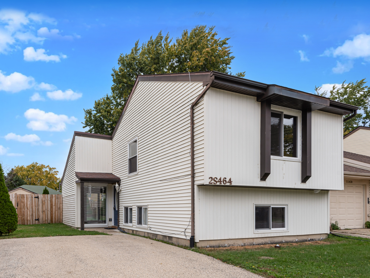 2S464 Cottonwood Court, Warrenville, IL 60555