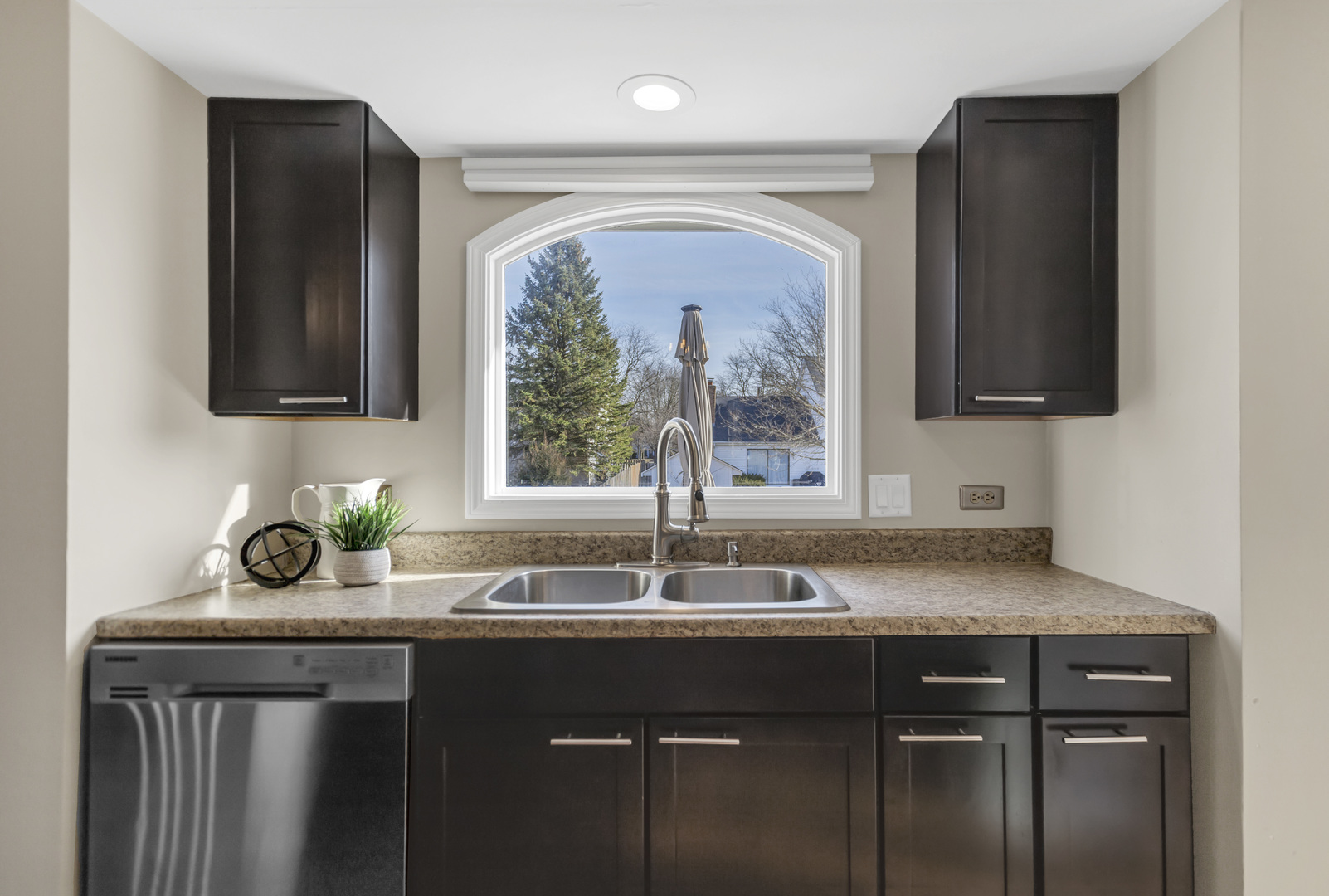 460 Hunters Way, Fox River Grove, IL 60021