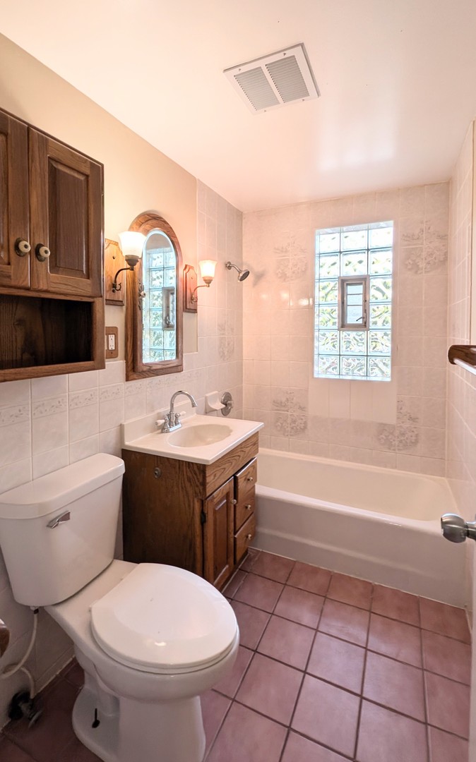 1710 N Raynor Avenue, Crest Hill, IL 60403