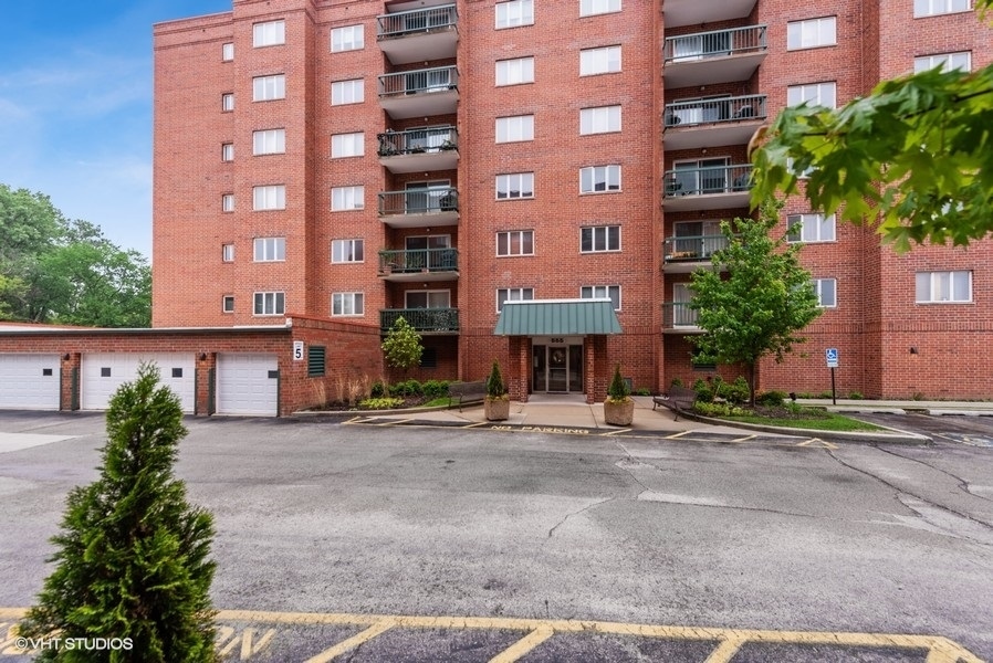 555 S River Road #301, Des Plaines, IL 60016
