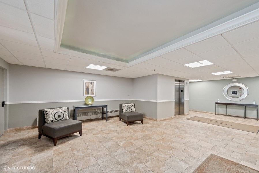 555 S River Road #301, Des Plaines, IL 60016