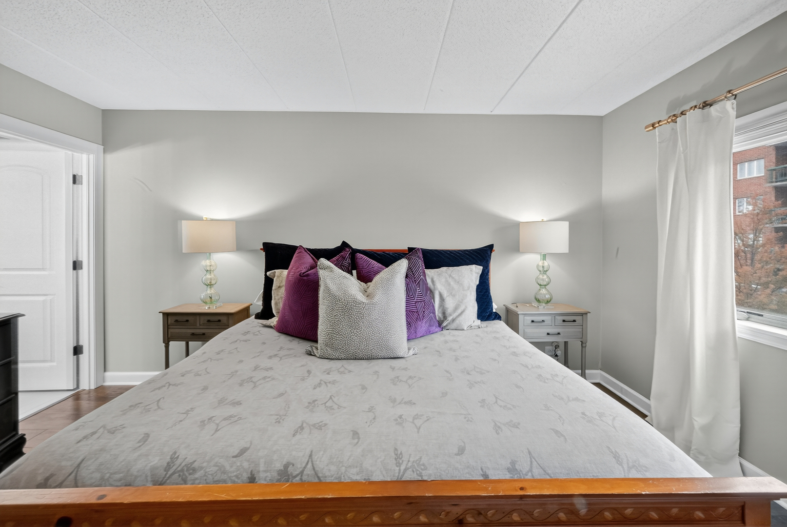 555 S River Road #301, Des Plaines, IL 60016