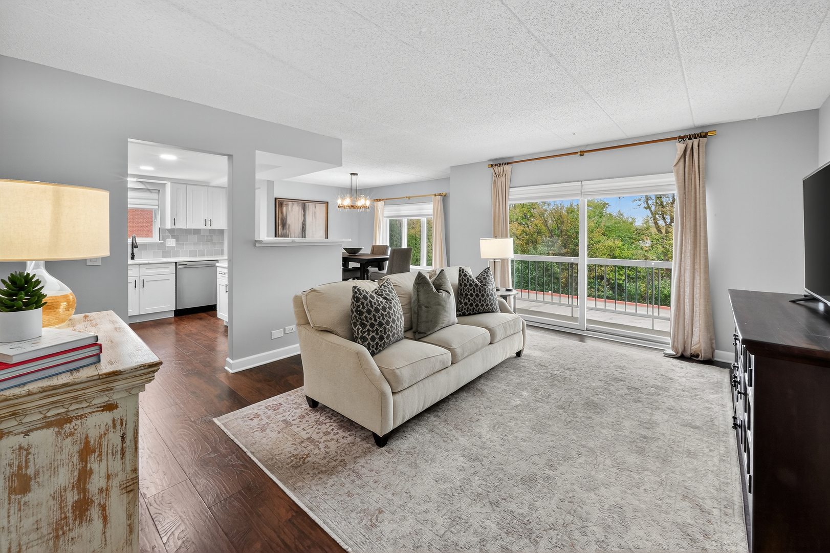 555 S River Road #301, Des Plaines, IL 60016