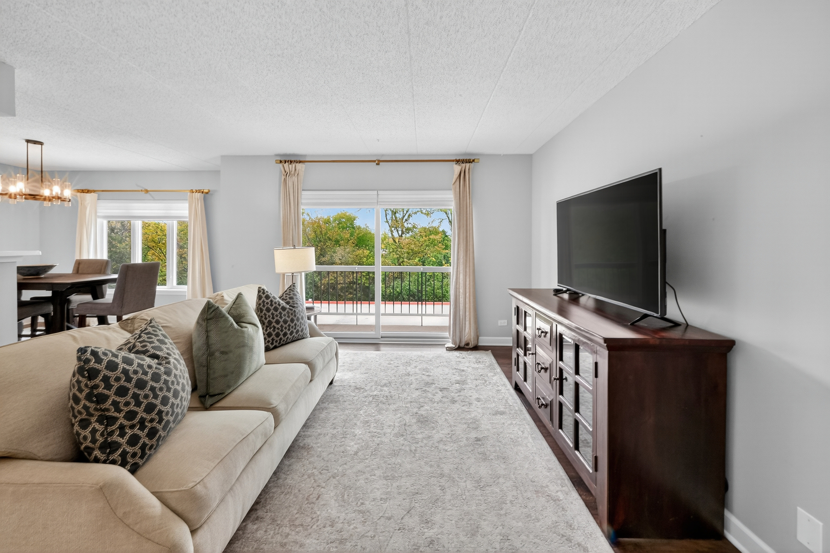 555 S River Road #301, Des Plaines, IL 60016