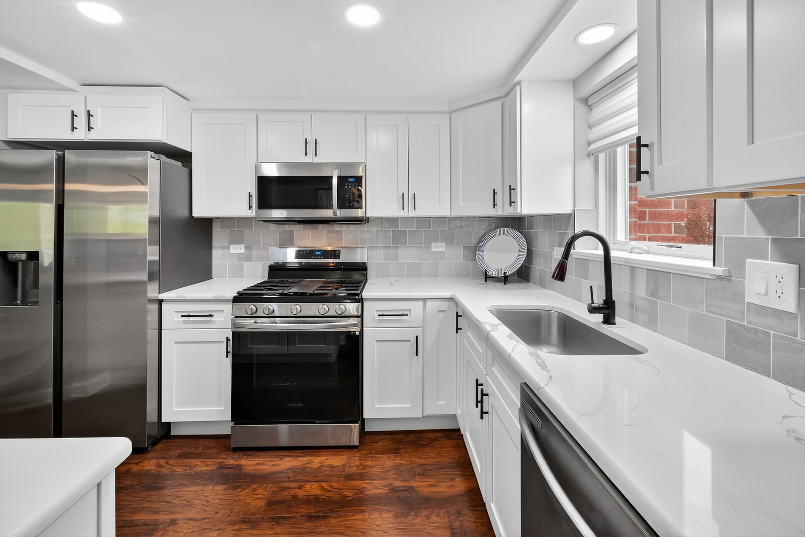 555 S River Road #301, Des Plaines, IL 60016