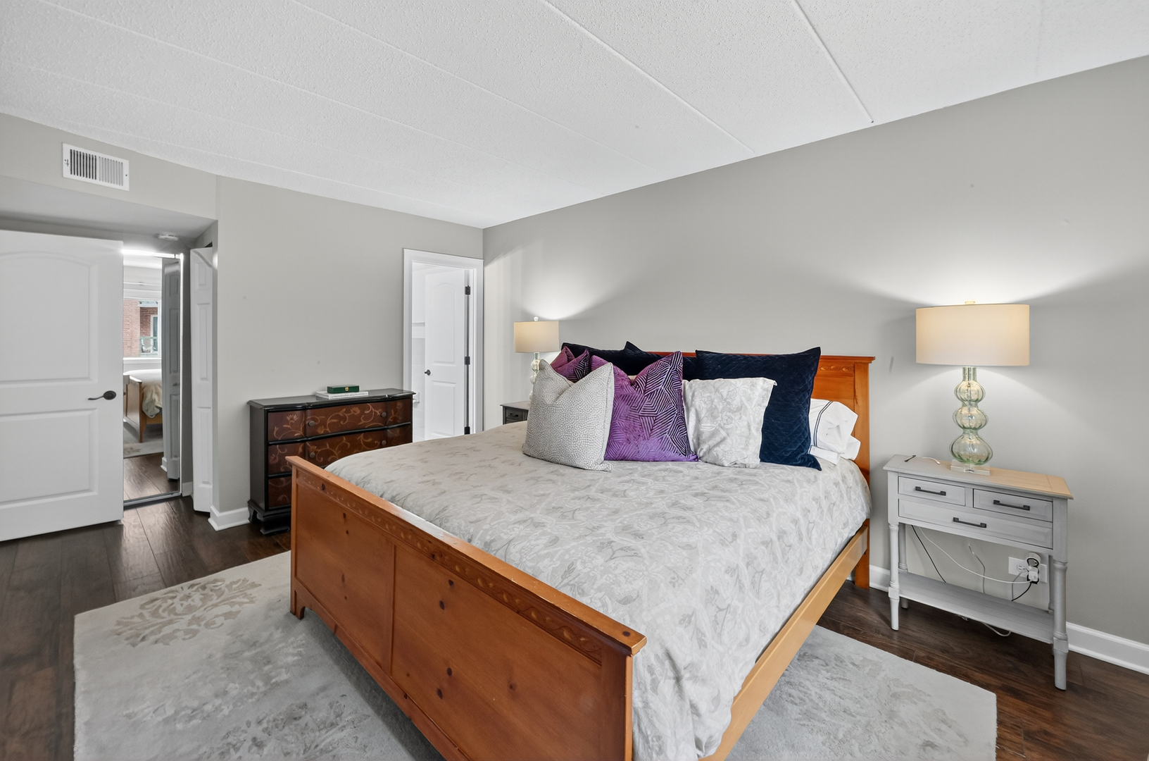 555 S River Road #301, Des Plaines, IL 60016