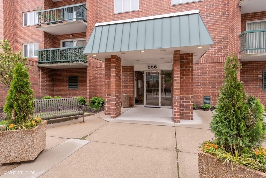555 S River Road #301, Des Plaines, IL 60016