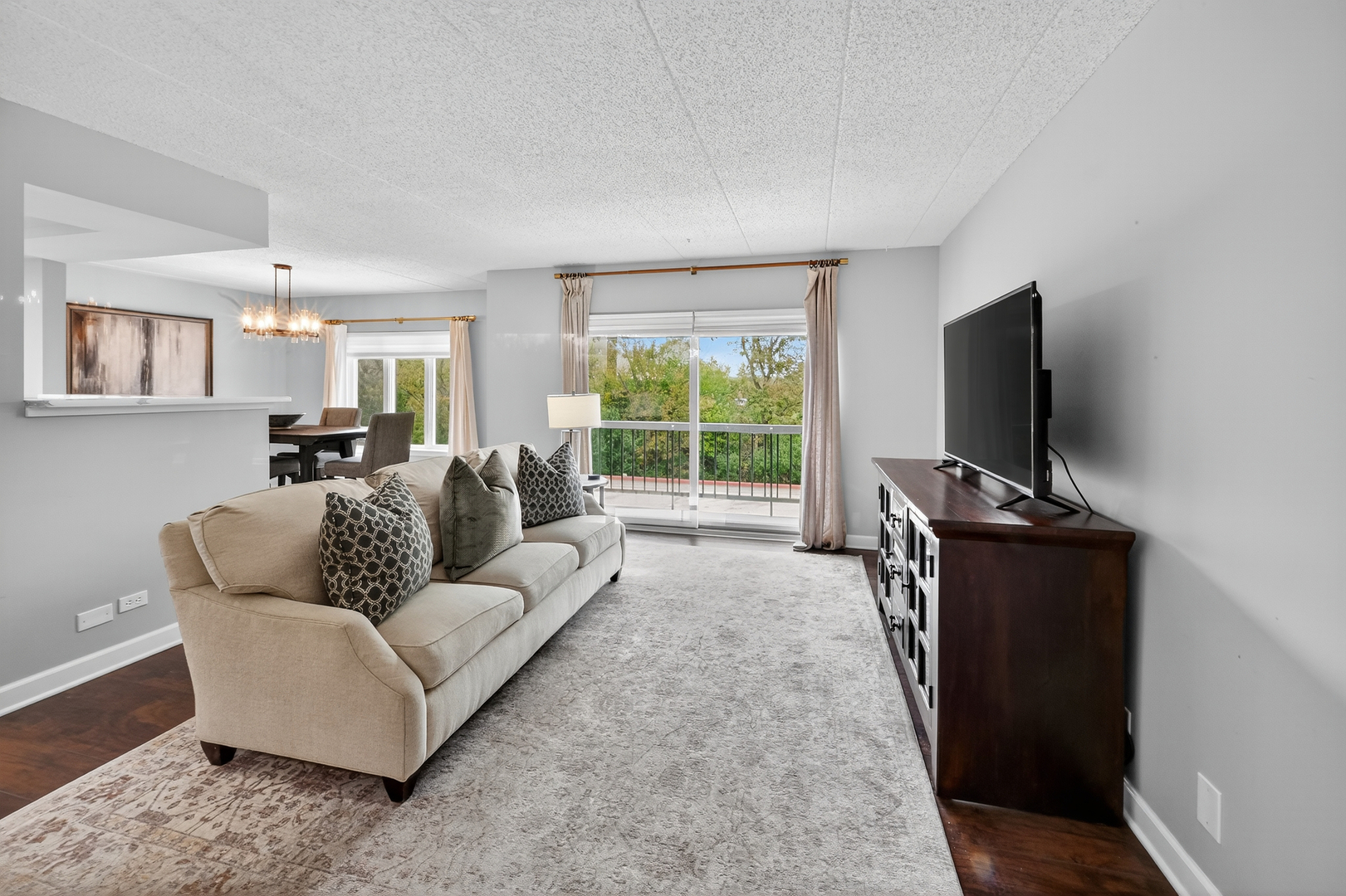 555 S River Road #301, Des Plaines, IL 60016