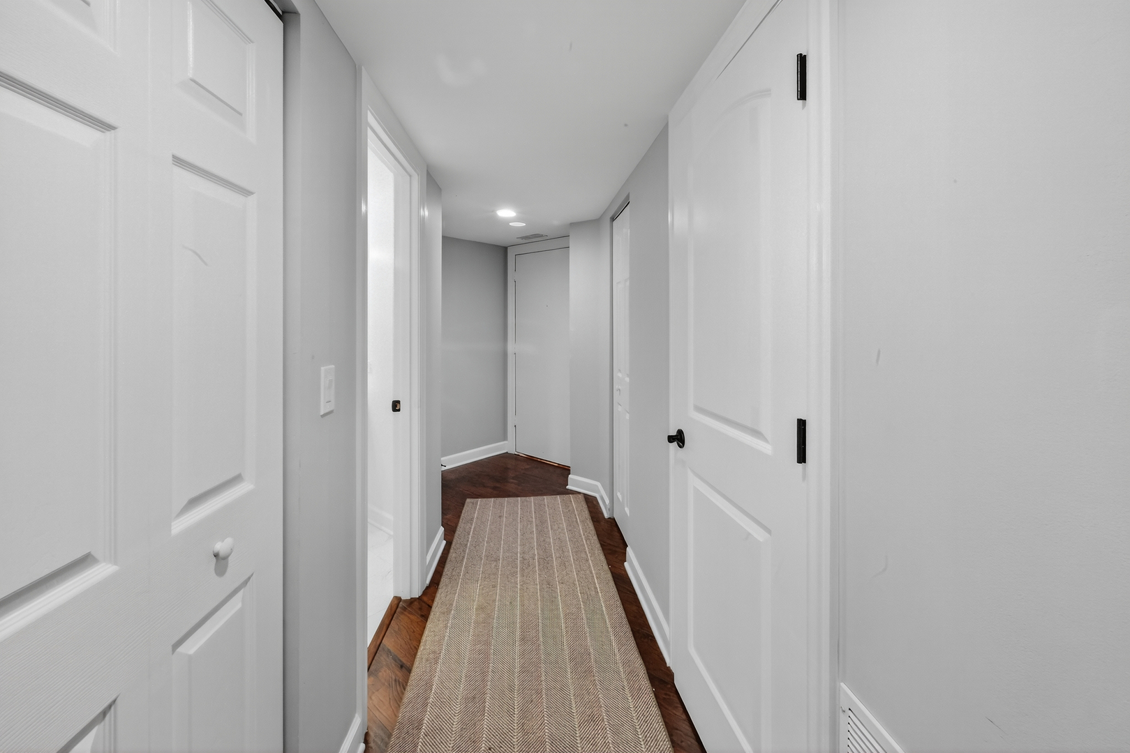 555 S River Road #301, Des Plaines, IL 60016