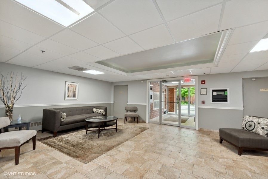 555 S River Road #301, Des Plaines, IL 60016