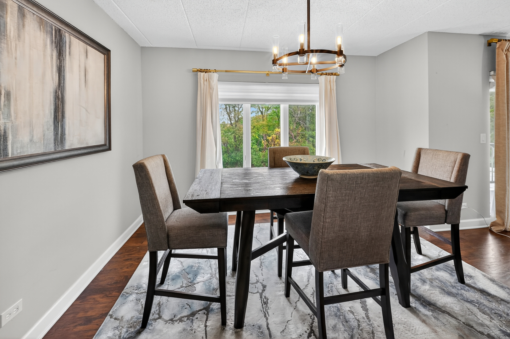 555 S River Road #301, Des Plaines, IL 60016