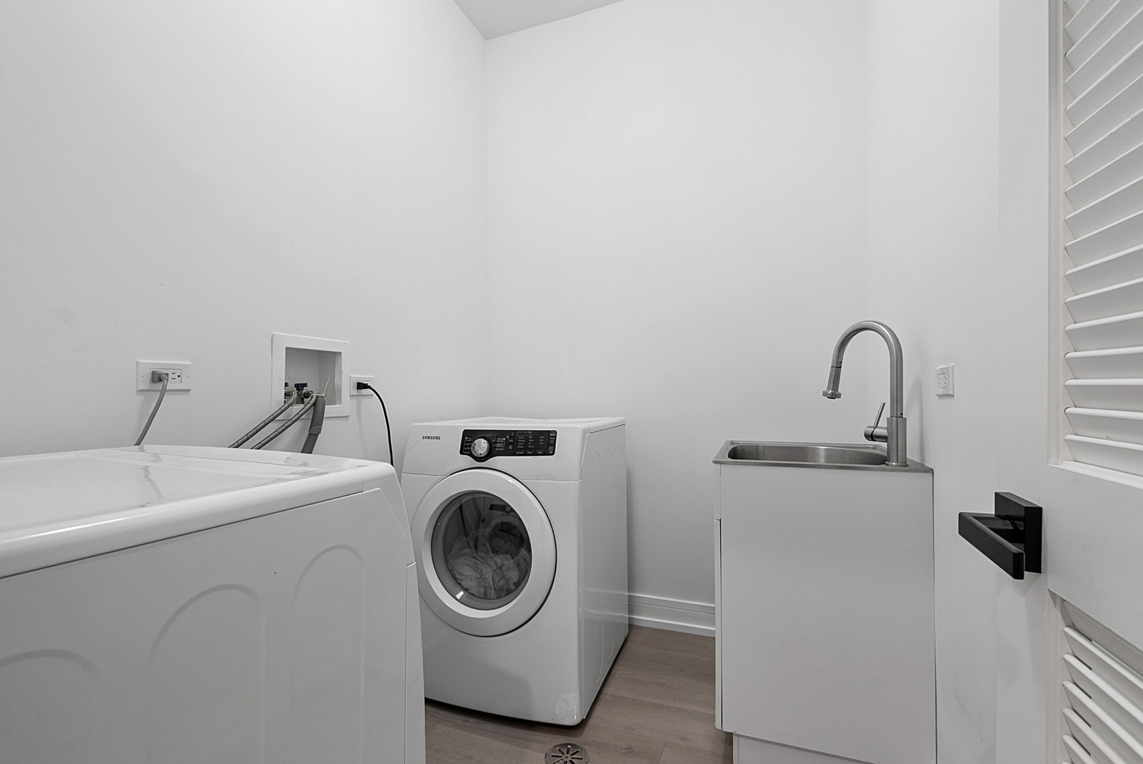 7727 S Roberts Road, Bridgeview, IL 60455