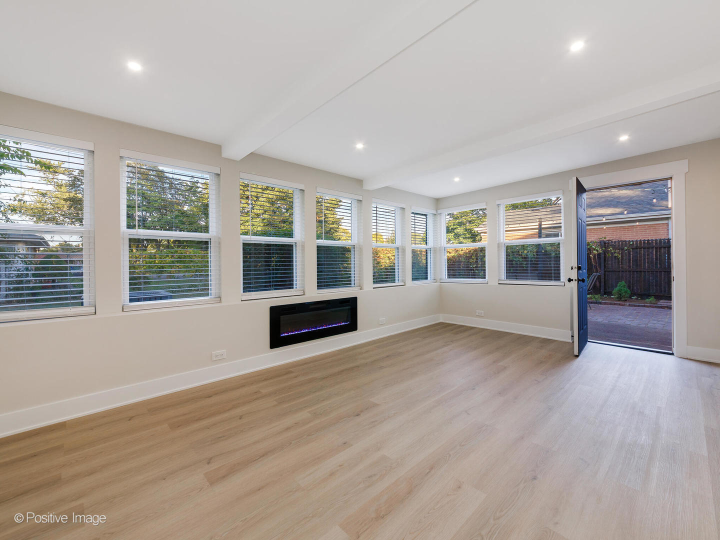 6207 N Hiawatha Avenue, Chicago, IL 60646