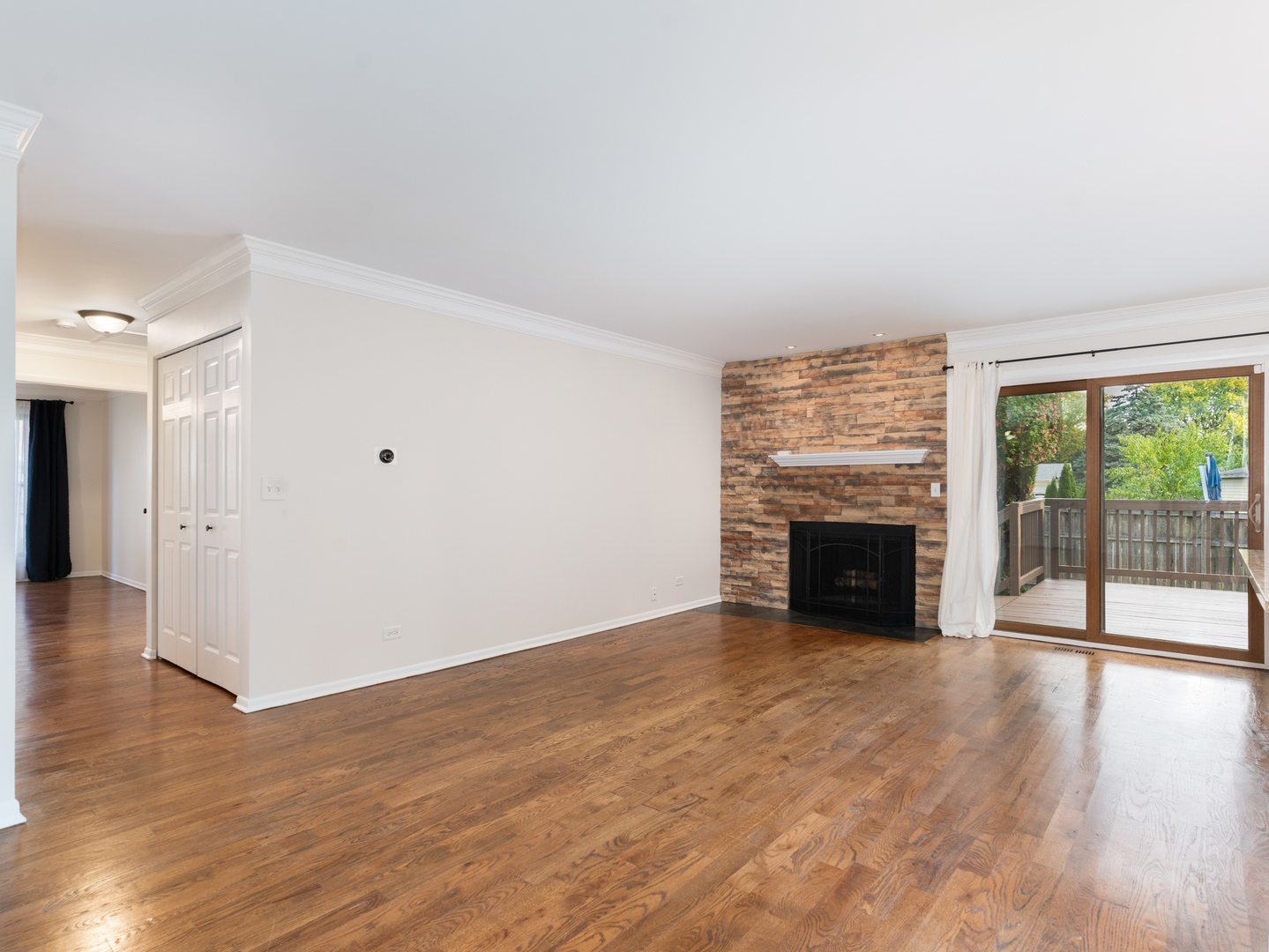 134 S Whispering Hills Drive, Naperville, IL 60540