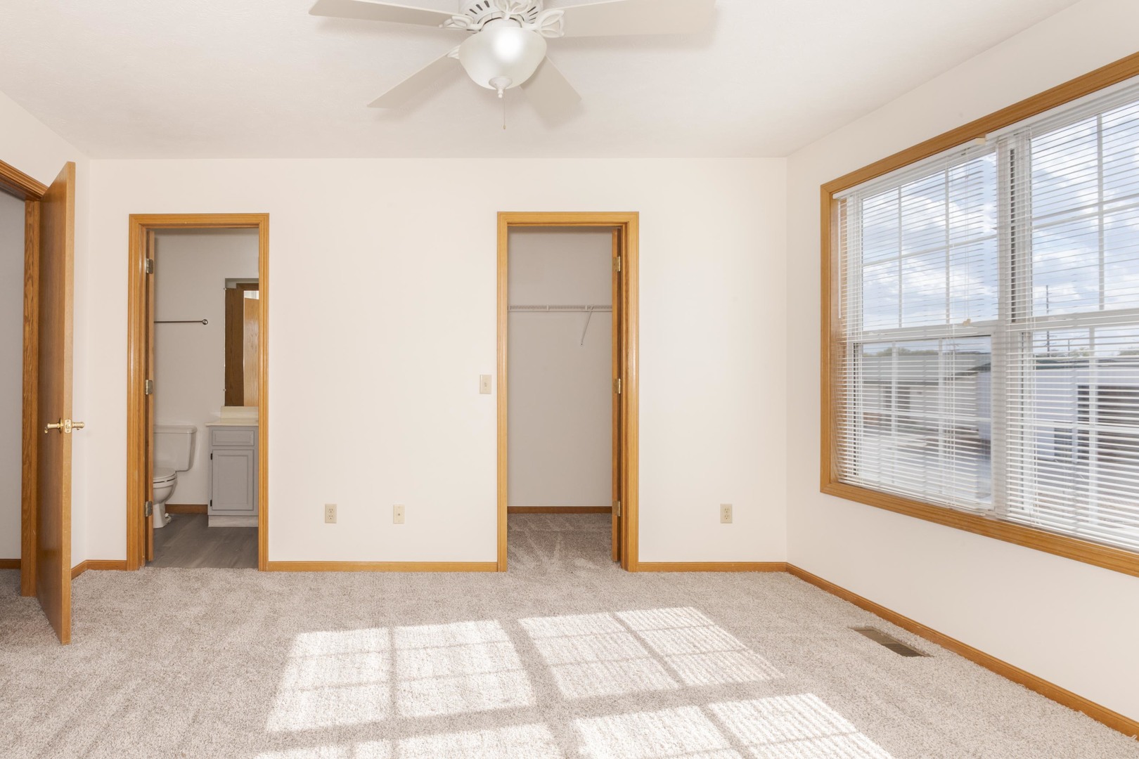 26 Vermont Avenue, Bloomington, IL 61701