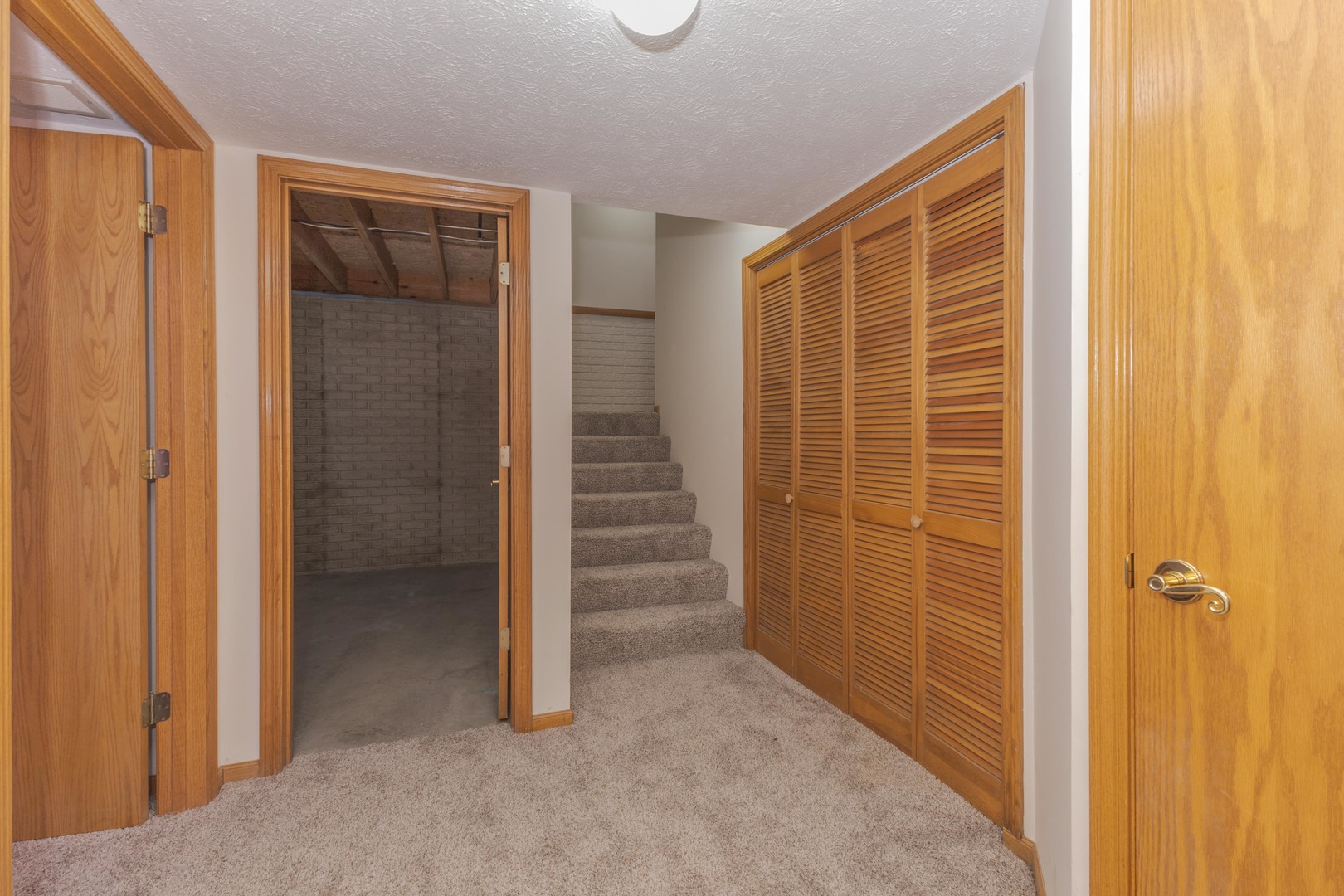 26 Vermont Avenue, Bloomington, IL 61701